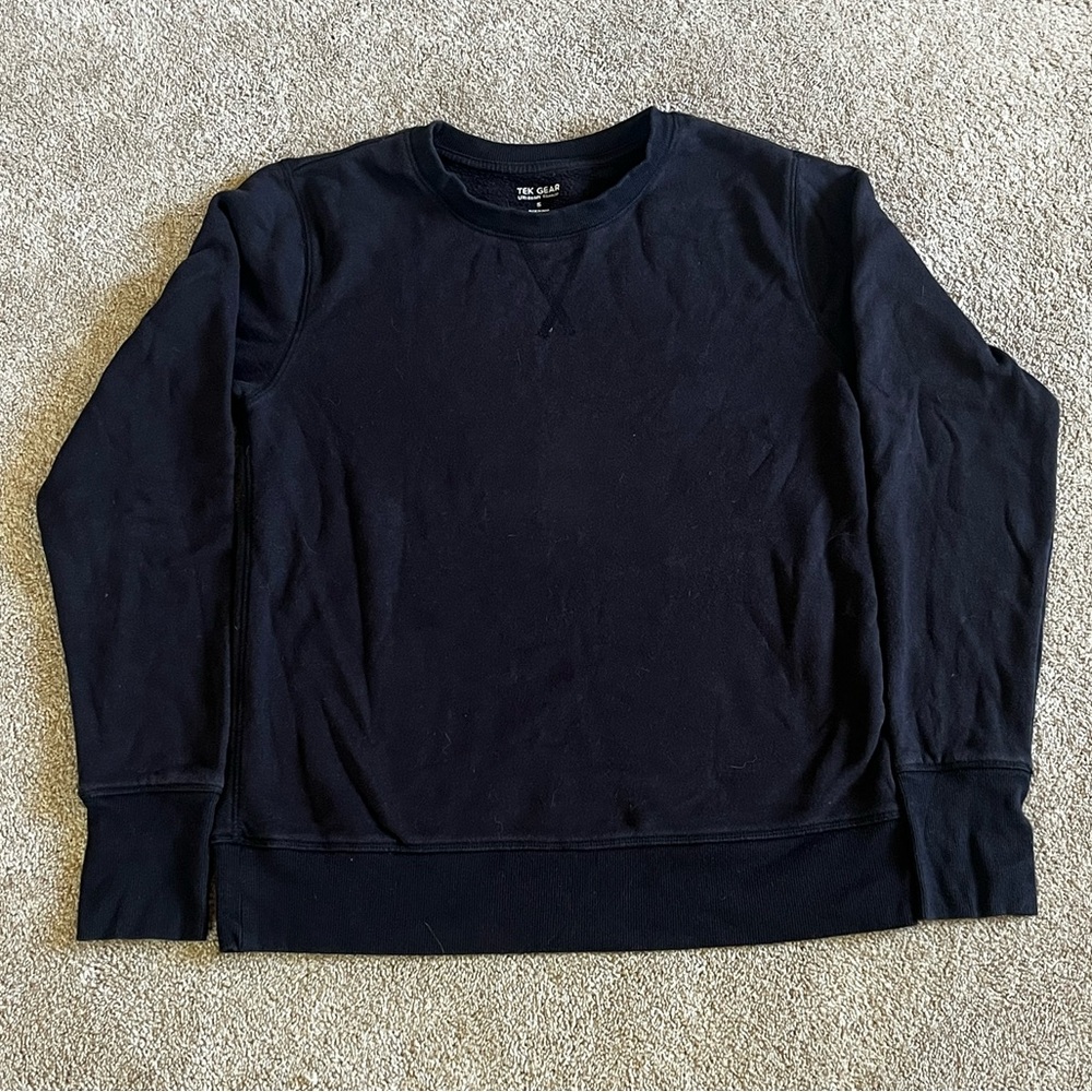 Plain black crewneck🖤